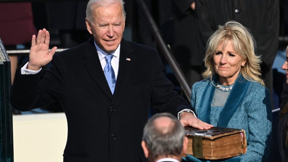 Joe Biden é empossado como presidente dos EUA e clama por “unidade” Joe Biden, ao lado da primeira-dama dos EUA, Jill Biden, é empossado como 46º presidente dos EUA pelo juiz-chefe da Suprema Corte John Roberts em 20 de janeiro de 2021, no Capitólio dos EUA em Washington, DC.