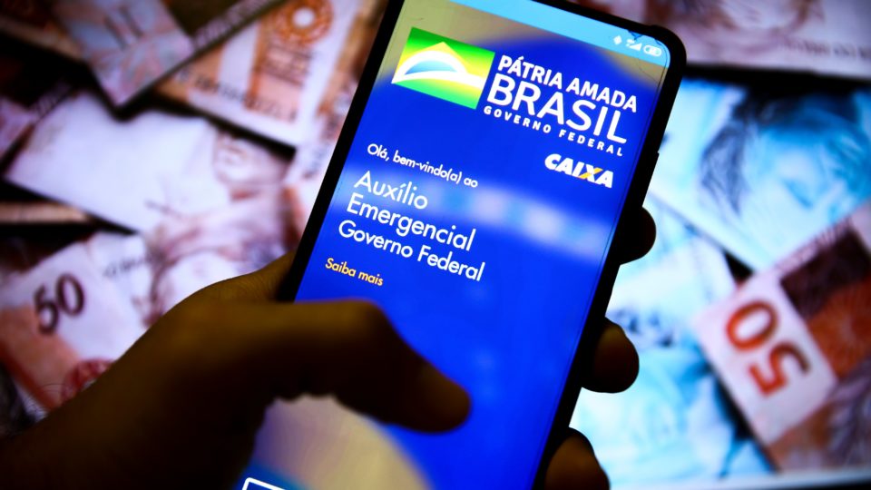 Bolsonaro assina MPs com regras e valores do auxílio emergencial para 2021 Aplicativo auxílio emergencial do Governo Federal.