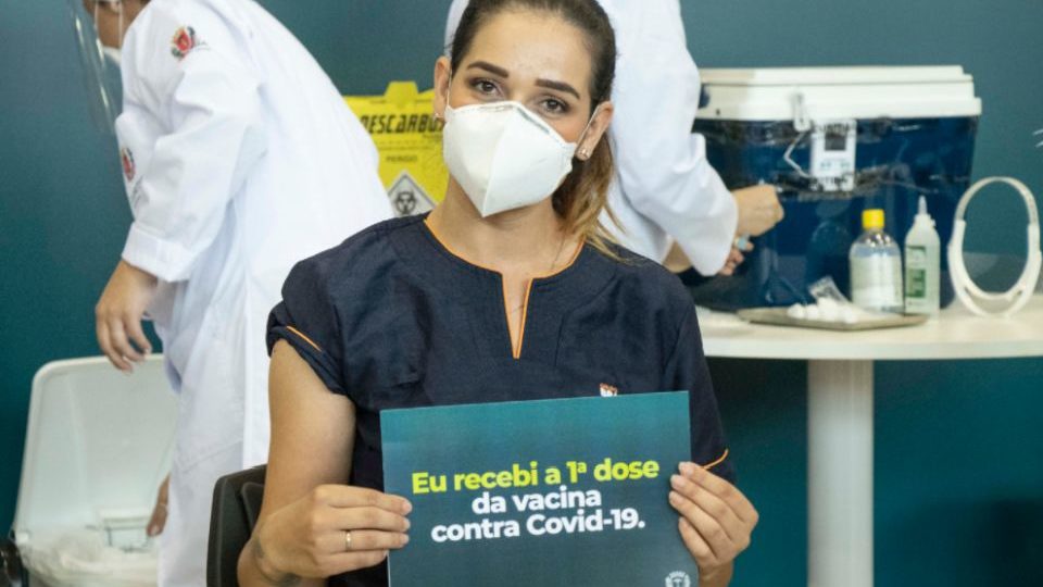 “Somos tão importantes quanto os médicos”, orgulha-se faxineira de hospital vacinada da Covid Thais Ribeiro Dessanti saiu direto do plantão na limpeza do Hospital Vitória p