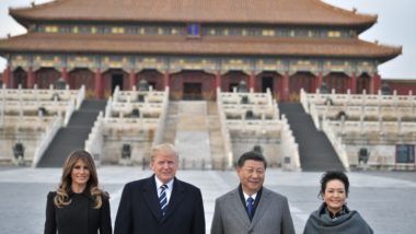 China anuncia sanções a autoridades do governo Trump O presidente dos EUA, Donald Trump, e o presidente da China, Xi Jinping, ao lado das esposas, em Pequim, 8 de novembro de 2017