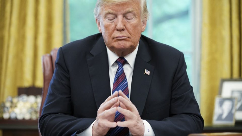Trump mantém tradição e deixa bilhete para Biden na Casa Branca O então presidente dos EUA, Donald Trump, no Salão Oval da Casa Branca em 27 de agosto de 2018