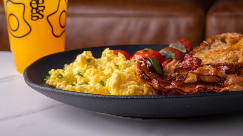 Conheça Eggs, o novo restaurante de Curitiba onde o ovo é estrela do cardápio Eggs Scrambles de bacon é um dos pratos do brunch place especializado em ovos.