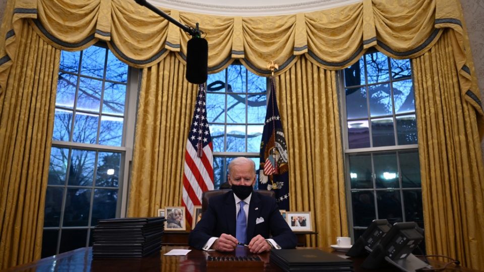 Acordo de Paris, máscaras: Biden assina primeiros decretos para reverter decisões de Trump O presidente dos EUA, Joe Biden, se prepara para assinar uma série de decretos no Salão Oval da Casa Branca, em Washington, no seu primeiro dia de mandato, 20 de janeiro