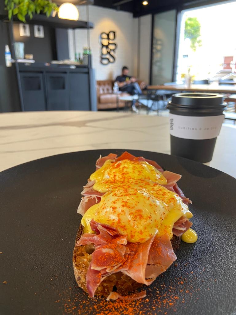 Versão do Eggs Benedict que leva parma em vez de bacon. Foto: Gisele Rech/Gazeta do Povo Versão do Eggs Benedict que leva parma em vez de bacon. Foto: Gisele Rech/Gazeta do Povo