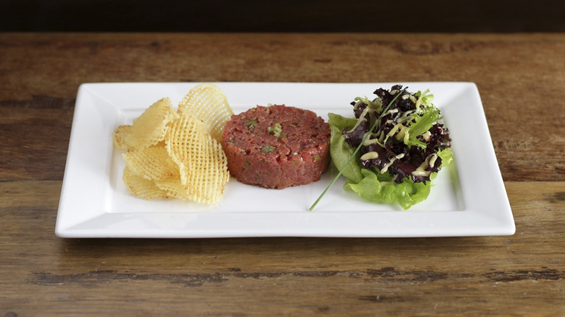 No L´Epicerie, o steak tartare recebe o acompanhamento de uma minisalada e batatas gaufrettes (que lembram uma renda).