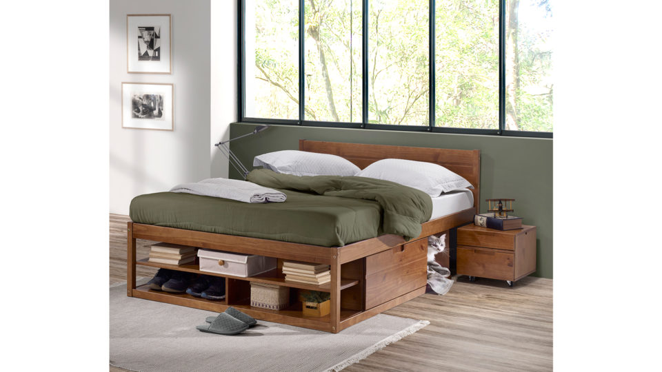 A variedade de padronagens do mobiliário permite sua inserção em qualquer decoração - até mesmo a mais sóbria -, como no caso da cama em amadeirado