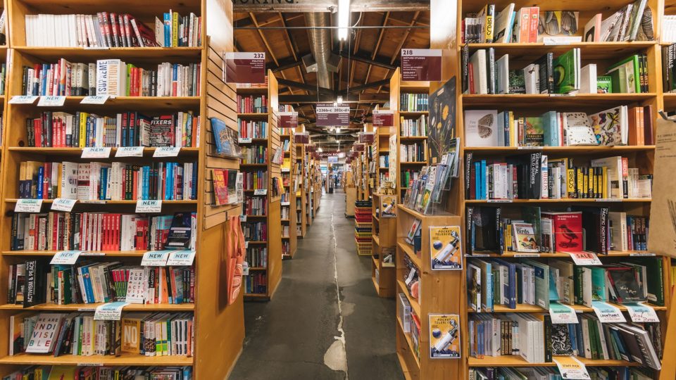 Rede de livrarias retira de suas lojas livro que denuncia violência do movimento Antifa