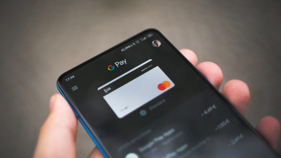 Bancos digitais expandem serviços para competir com varejistas e até com apps de entrega Cada vez mais, bancos digitais procuram ir além das finanças, turbinando apps e criando marketplaces, tudo para conquistar o tempo do cliente.