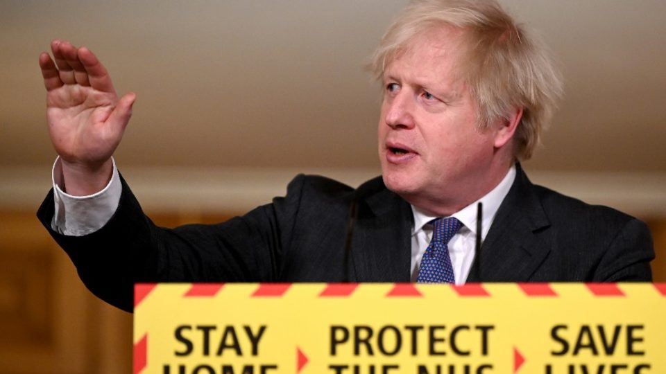 Nova variante pode ser mais mortal, diz Boris Johnson; OMS diz que dados não mostram maior letalidade O primeiro-ministro do Reino Unido, Boris Johnson, em coletiva de imprensa virtual sobre o combate ao novo coronavírus, 22 de janeiro