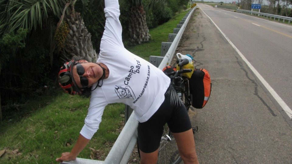 Maria Cristina Hartmann: colecionou histórias e amizades pedalando pelo mundo Maria Cristina Hartmann e a inseparável bicicleta.