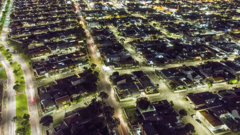 Curitiba projeta investimento de R$ 450 milhões em iluminação pública com PPP PPP prevê modernização de toda a rede de iluminação pública de Curitiba.