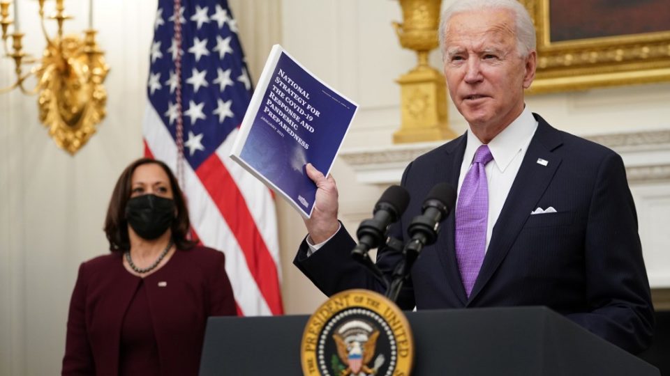 Biden conversa com presidente do México e traça cooperação sobre imigração O presidente dos EUA, Joe Biden, fala sobre combate à Covid-19 em evento na Casa Branca, 21 de janeiro