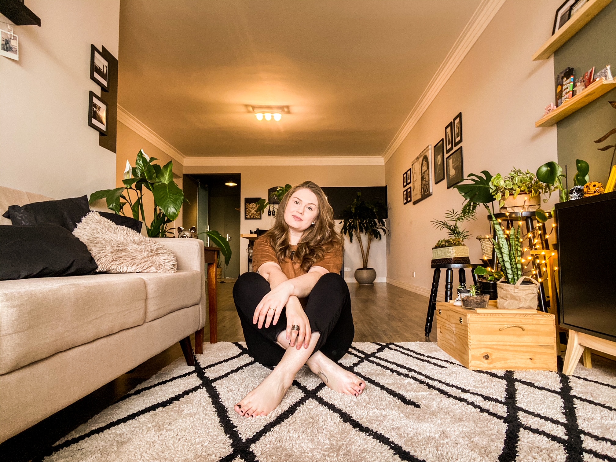 A curitibana Kelly Gequelim trocou o apartamento próprio por um alugado em busca de mais espaço, iluminação e comodidade.