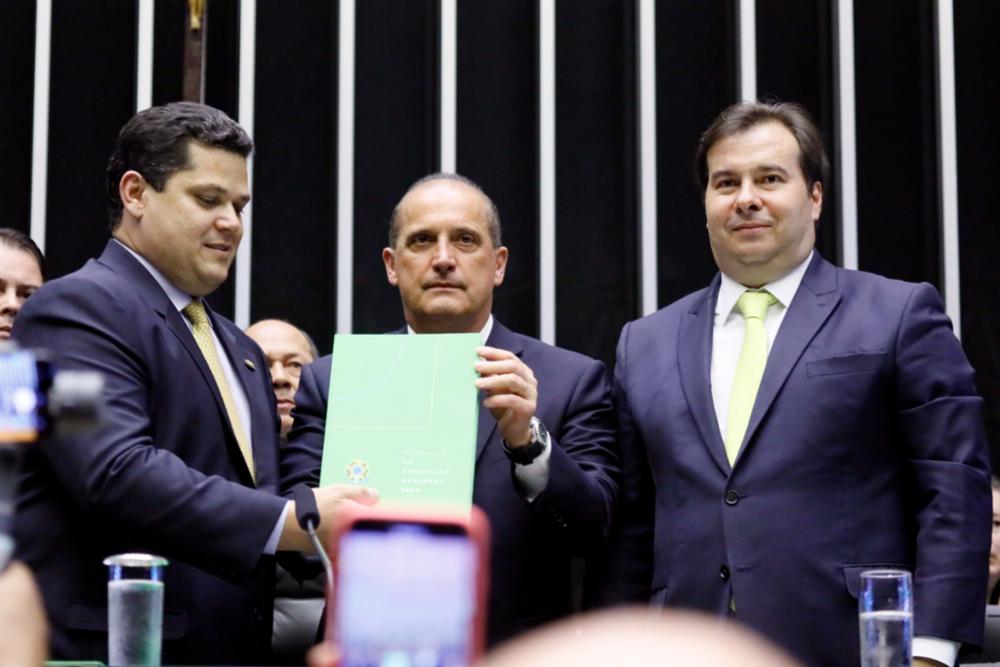 O ministro Onyx Lorenzoni (Cidadania) entre os presidentes de Senado e Câmara, Davi Alcolumbre e Rodrigo Maia, todos do DEM