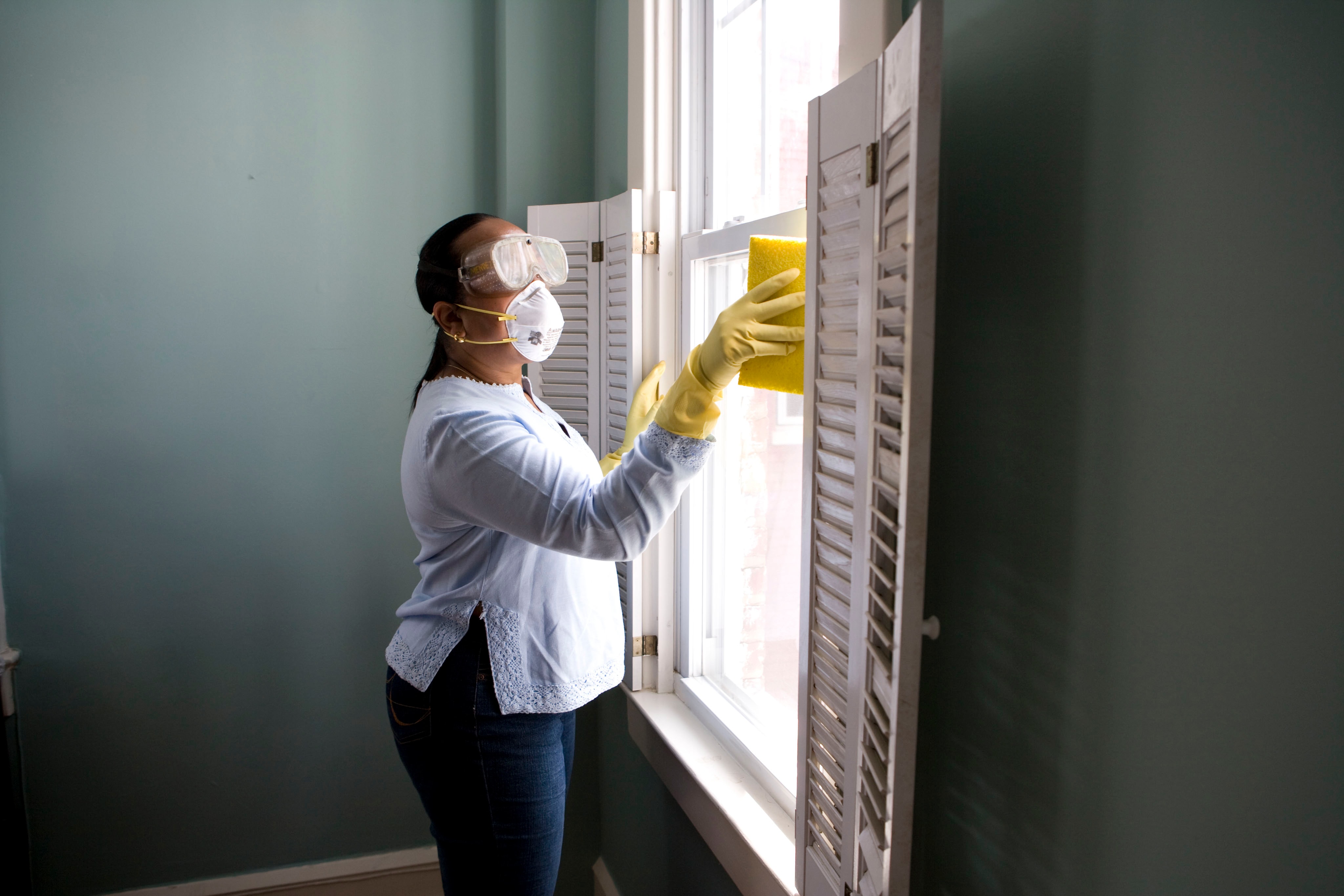 Superfícies em que encostamos com mais frequência necessitam de limpeza recorrente. Foto: CDC/Unsplash. Superfícies em que encostamos com mais frequência necessitam de limpeza recorrente. Foto: CDC/Unsplash.