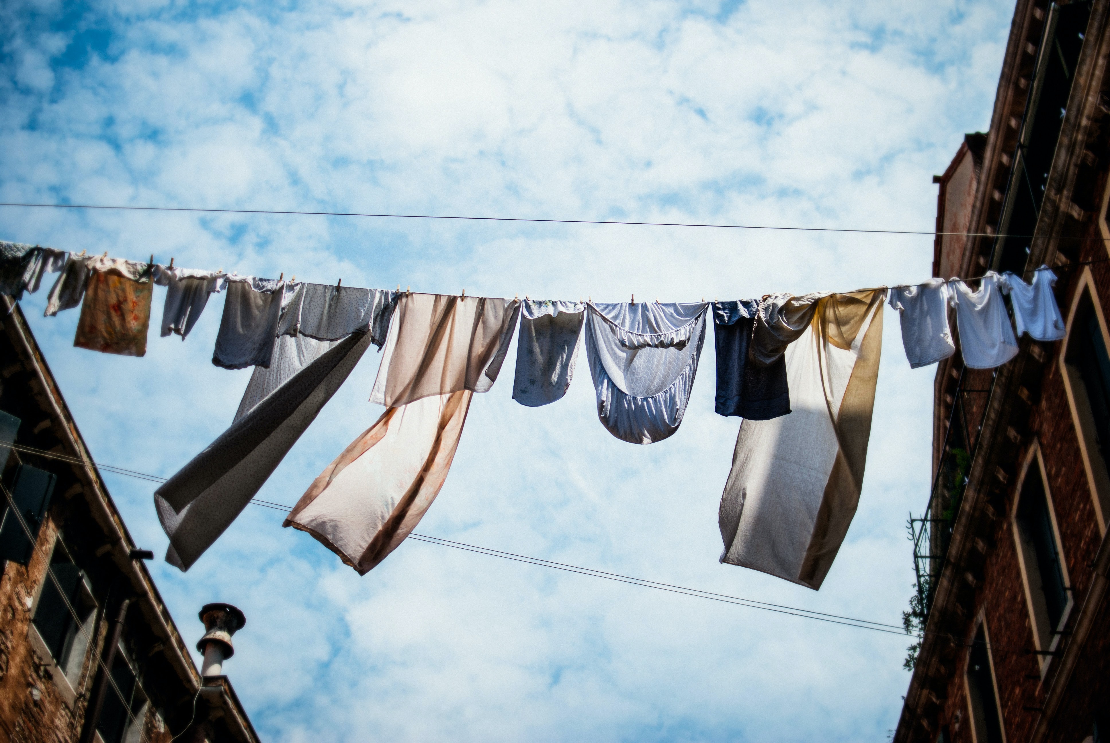 Em saídas breves, não há necessidade de lavar as roupas. Foto: Erick Witsoe/Unsplash. Em saídas breves, não há necessidade de lavar as roupas. Foto: Erick Witsoe/Unsplash.