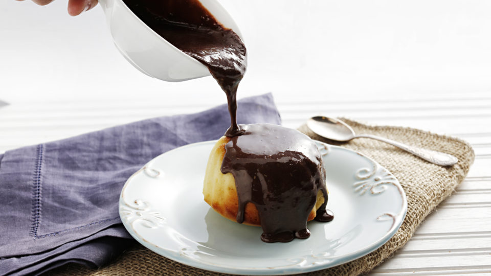 Aprenda 5 receitas fáceis com leite condensado, um dos campeões de consumo durante a pandemia Calda de brigadeiro para bolo.
