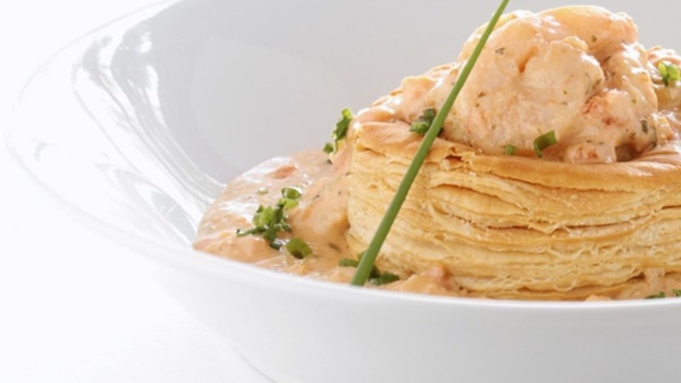 Tradicional jantar harmonizado do restaurante francês L’Epicerie está de volta Vol-au-vent de camarão do L’Epicerie.