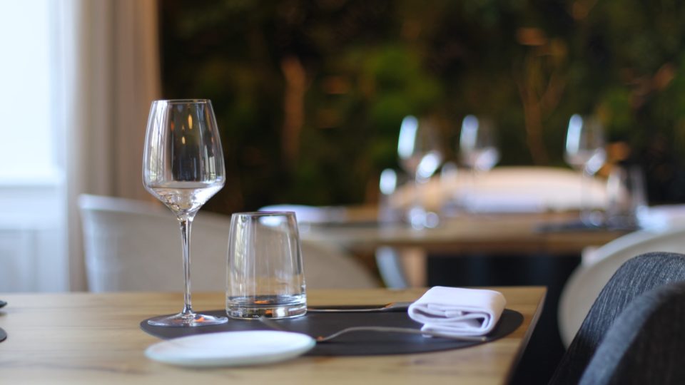 Mesas nas ruas e delivery: a saída para os restaurantes durante as restrições Mesas nas ruas e delivery: a saída para os restaurantes durante as restrições