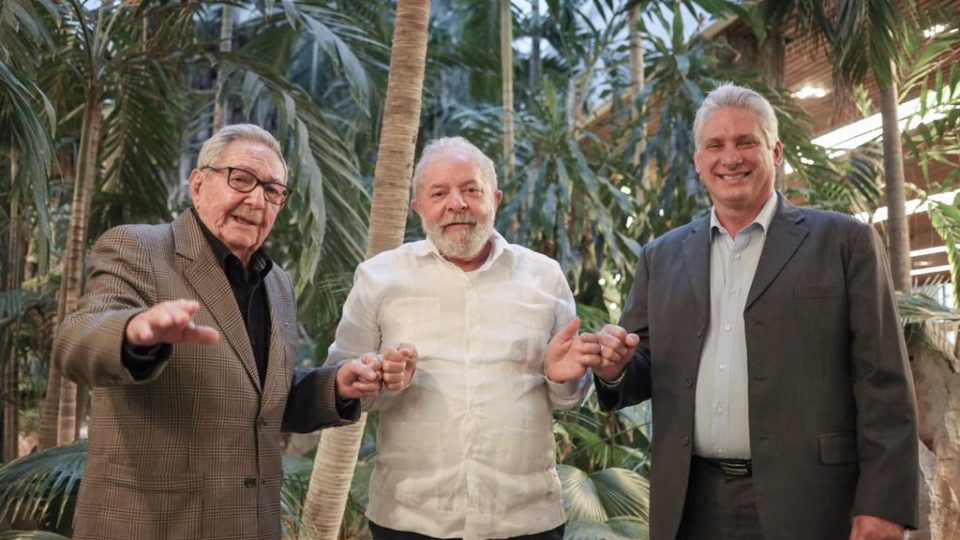 Os bolivarianos e a Covid-19 Luiz Inácio Lula da Silva, ex-presidente do Brasil, entre Raúl Castro, ex-presidente de Cuba, e o atual mandatário, Miguel Díaz-Canel, 19 de janeiro