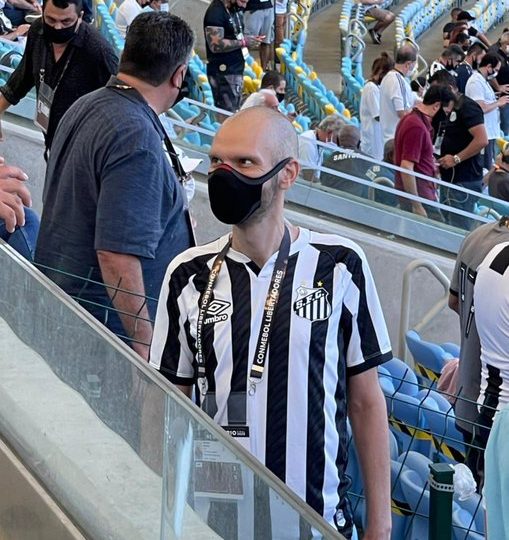 Quem é negacionista? O prefeito de São Paulo, Bruno Covas, na final da Libertadores entre Palmeiras e Santos, no Maracanã.