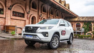 Novo Toyota SW4: avaliamos o SUV premium mais vendido no país Toyota SW4 em frente aos Vinhos Durigan