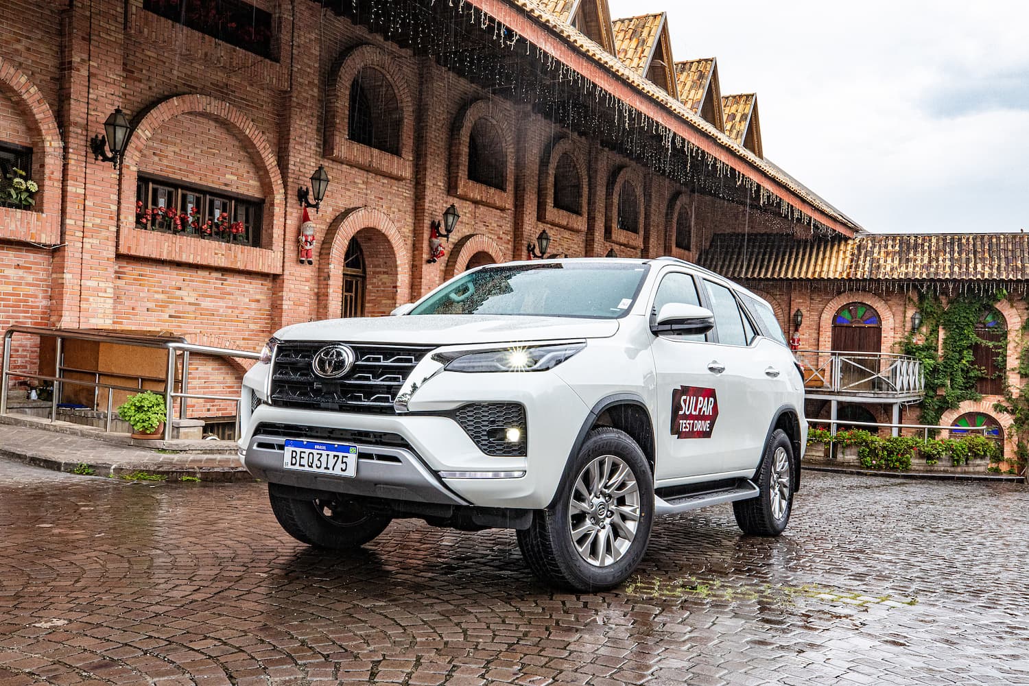 Toyota SW4 em frente aos Vinhos Durigan, ponto turístico de Santa Felicidade,