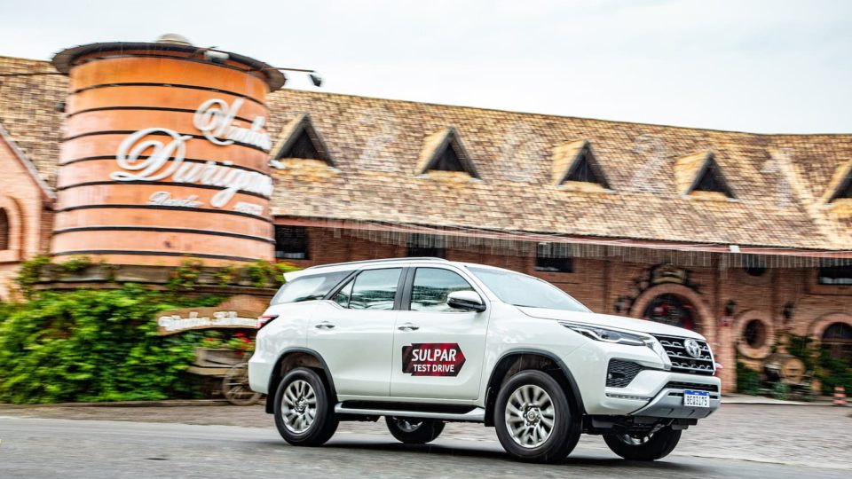 Toyota SW4 em frente aos Vinhos Durigan