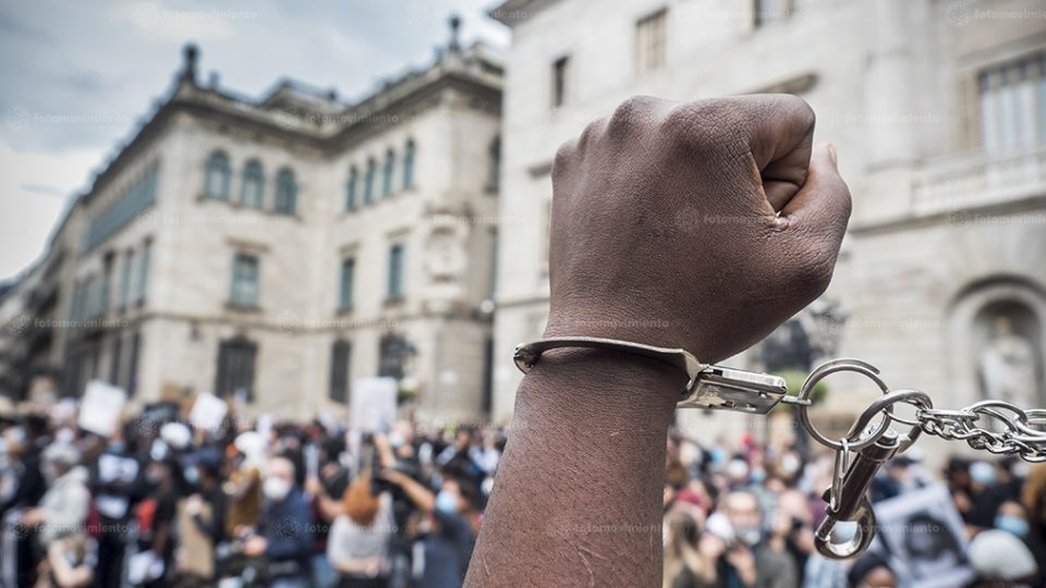 O genocídio sem mortes e outras estripulias intelectuais de Abdias do Nascimento Para Abdias do Nascimento, o genocídio orquestrado pelos brancos seria tão criminoso que deixa os brasileiros escolherem a própria cor no censo do IBGE.