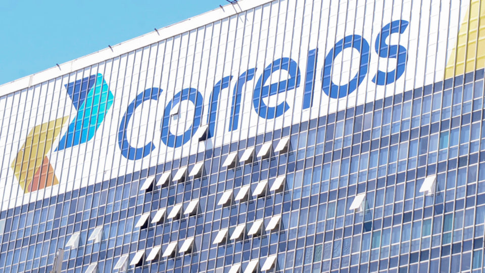O serviço postal não é apenas a carta e o lucro Correios é uma das empresas estatais que estão na mira da política de privatizações do governo.