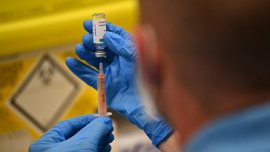 Profissionais e amadores Profissional de saúde prepara dose de vacina contra Covid-19 da Universidade de Oxford/AstraZeneca em centro de vacinação em Brighton, Inglaterra, 26 de janeiro