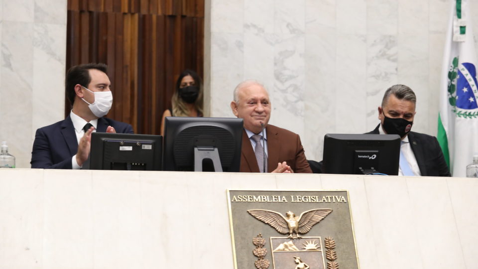 Empossado para quarto mandato, Traiano não vê risco de STF contestar sua reeleição O presidente da Assembleia, Ademar Traiano, entre o governador Ratinho Junior e o presidente do Tribunal de Justiça, desembargador Xisto Pereira.