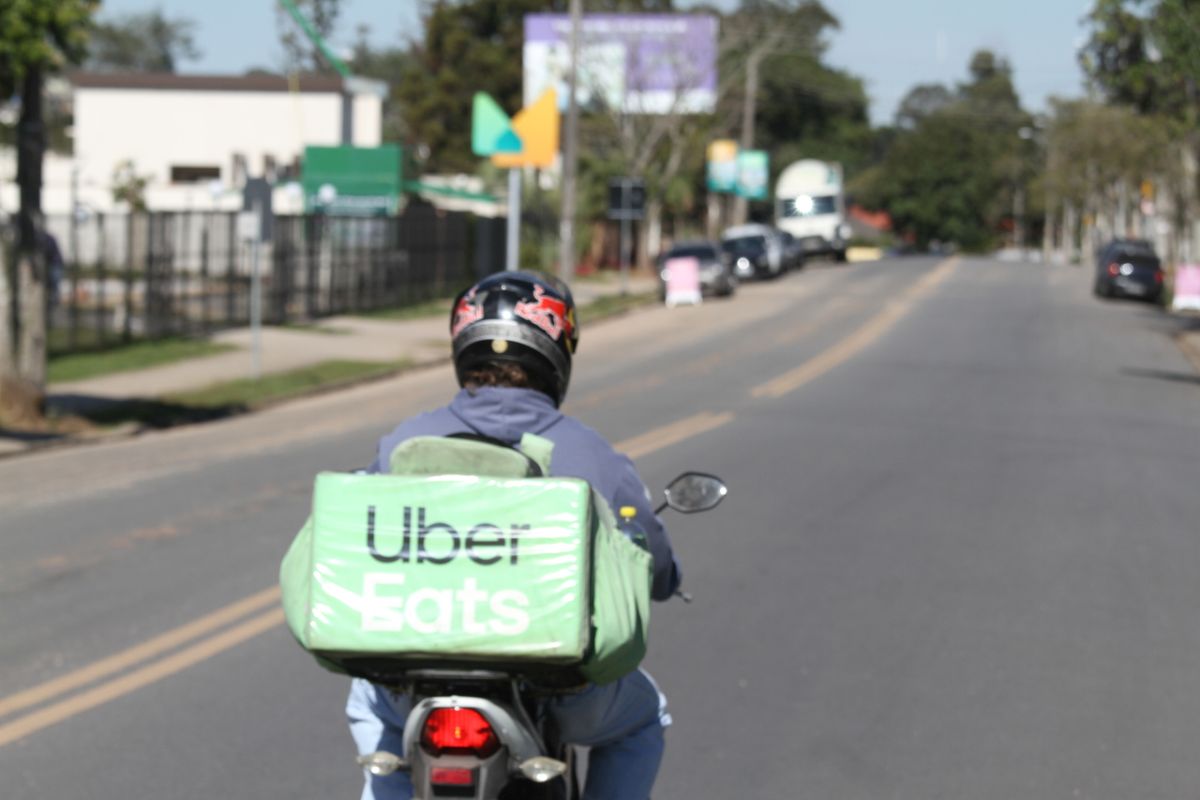 Uma das ações zera a taxa cobrada pelos pedidos retirados no balcão do restaurante.