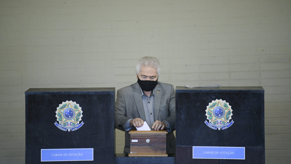 Indicado à 2ª Secretaria do Senado defende diálogo: “os extremos não levam a nada” Senador Elmano Férrer (PP-PI) durante votação. Parlamentar é o nome para assumir a 2ª Secretaria da Casa