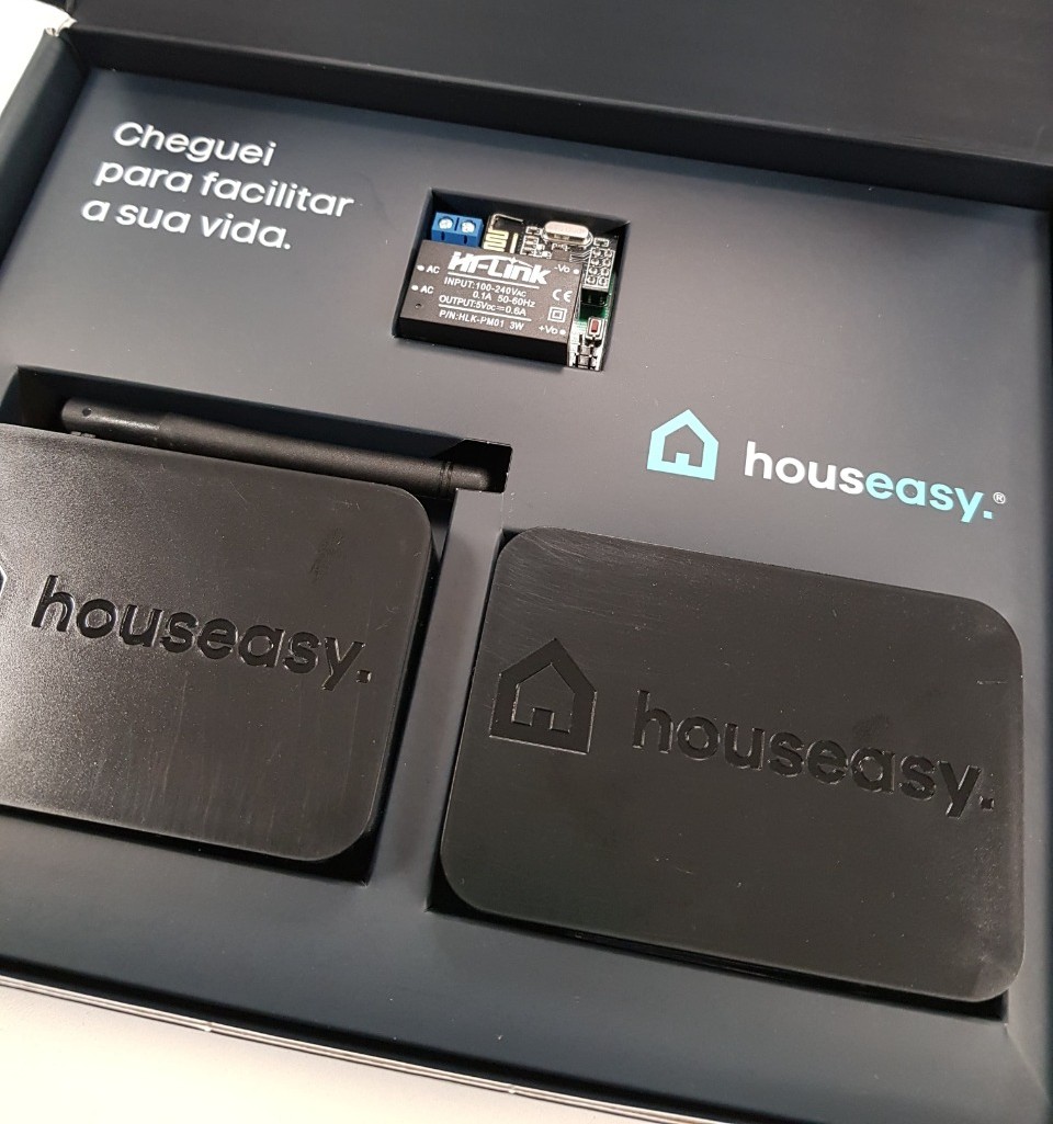 O equipamento utilizado pela Houseasy conecta equipamentos eletrônicos da casa ao aplicativo, que permite sua manipulação remota. Foto: Divulgação/Houseasy O equipamento utilizado pela Houseasy conecta equipamentos eletrônicos da casa ao aplicativo, que permite sua manipulação remota. Foto: Divulgação/Houseasy