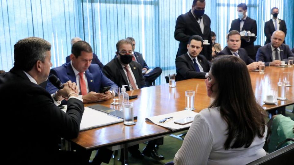 Arthur Lira em reunião com deputados