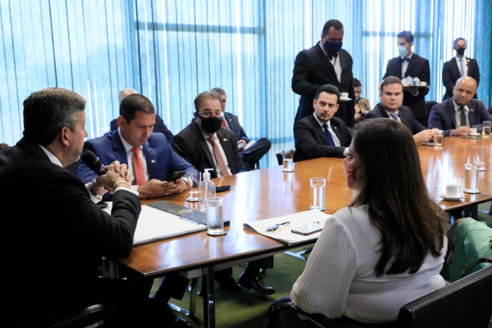 Arthur Lira em reunião com deputados