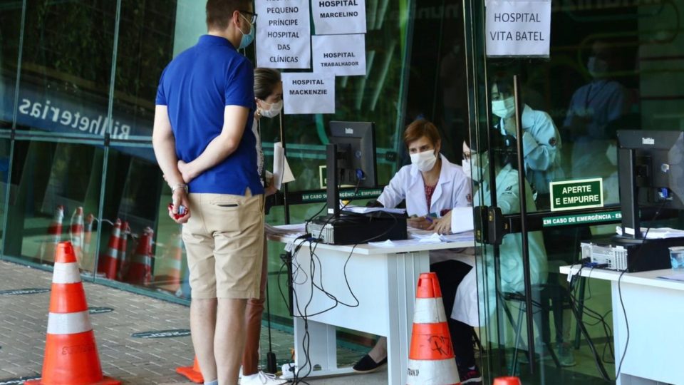 Prefeitos pedem que profissionais de educação ganhem prioridade na fila da vacina Vacinação em Curitiba acontece no parque Barigui, em endereço batizado de Pavilhão da Cura