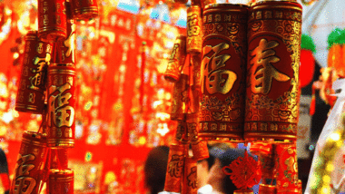 No Ano Novo Lunar, chineses retomam viagens e idas ao cinema No Festival da Primavera chinês, feriado nacional de duas semanas contado a partir do Ano Novo Lunar, cerca de 1,7 bilhão de viagens internas devem acontecer no país, mostrando alta do turismo local.