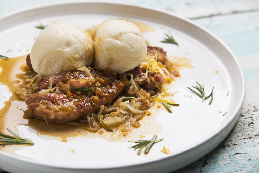 O prato é composto de um pãozinho fermentado cozido no vapor com carne suína e repolho. Foto: Letícia Akemi/Gazeta do Povo.
