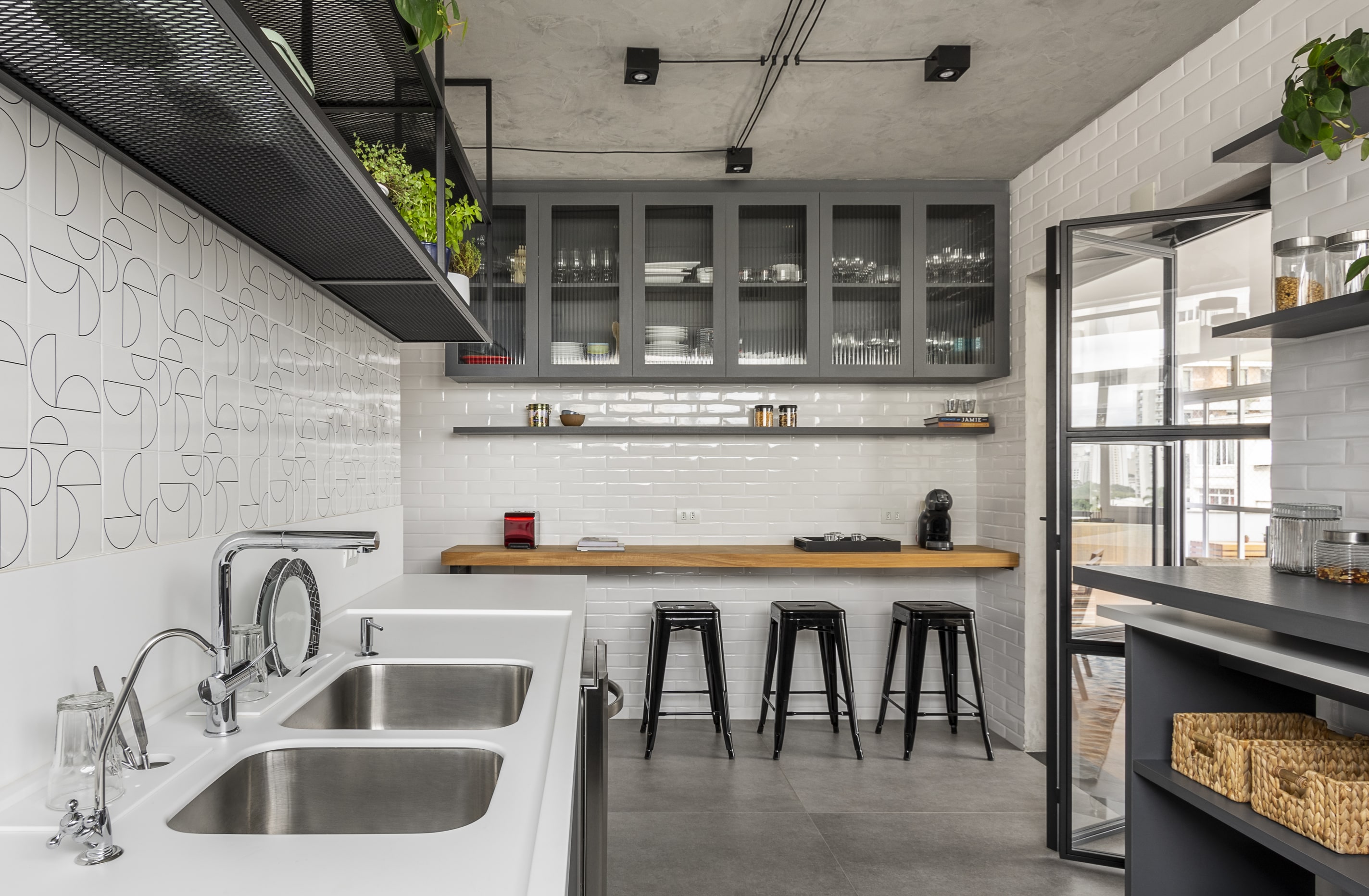 Projeto manteve planta original e trouxe toque contemporâneo com novos revestimentos e serralheria.