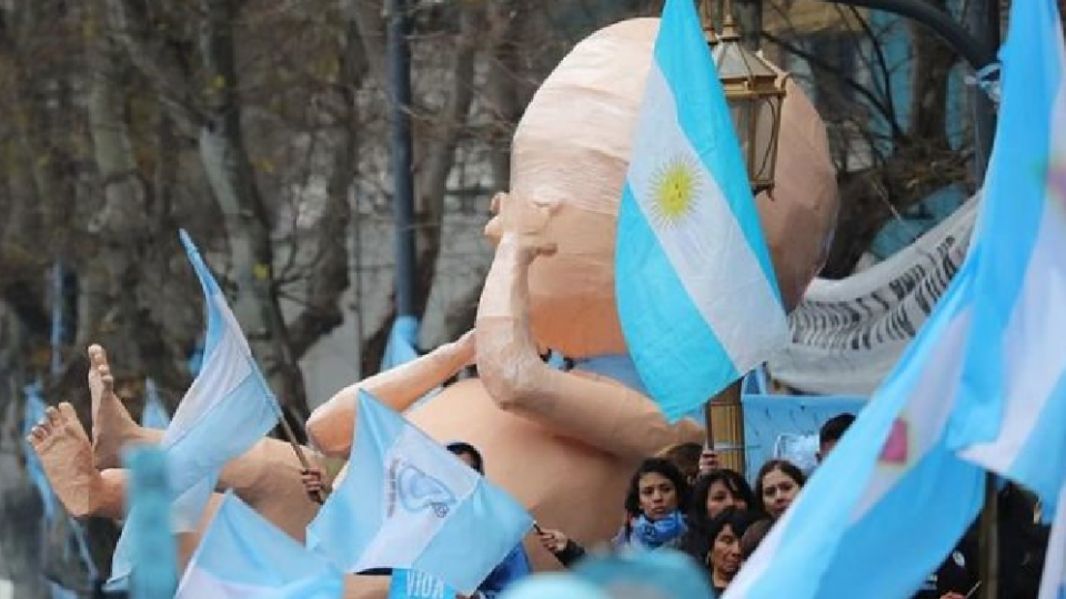 Médicos se recusam a fazer abortos na Argentina Protesto contra a legalização do aborto na Argentina, que reuniu milhares de pessoas no em 28 de novembro de 2020.