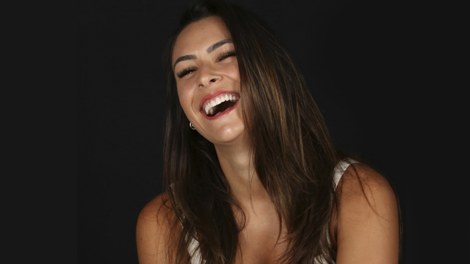 Facetas de resina são recomendadas para alinhar os dentes e deixá-los mais brancos