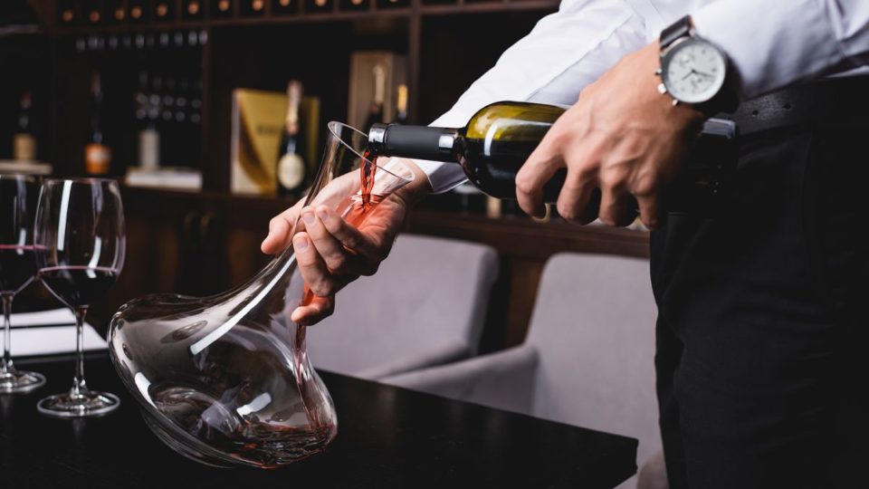 O que levar em consideração na hora de cobrar (ou não) a taxa de rolha no restaurante Decantador vinho