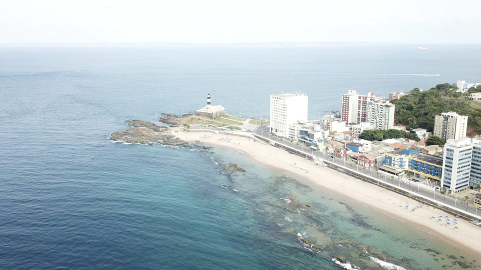 O mar de águas quentes, repleto de piscinas naturais, também atrai um outro tipo de visitante especial: as tartarugas marinhas