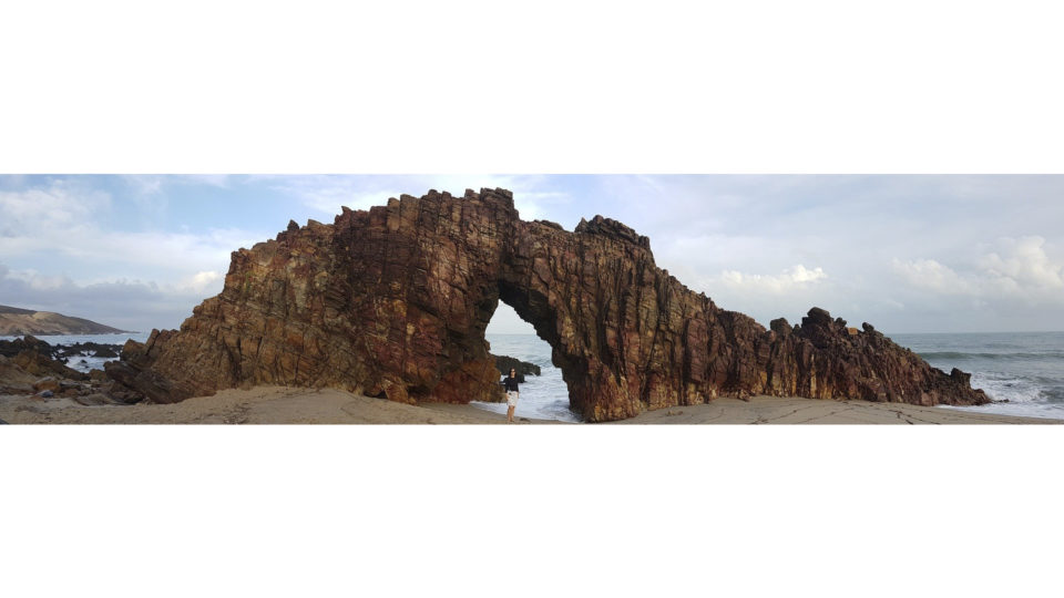 Visita à Pedra Furada, em Jericoacoara, é um dos passeios obrigatórios na praia cearense.
