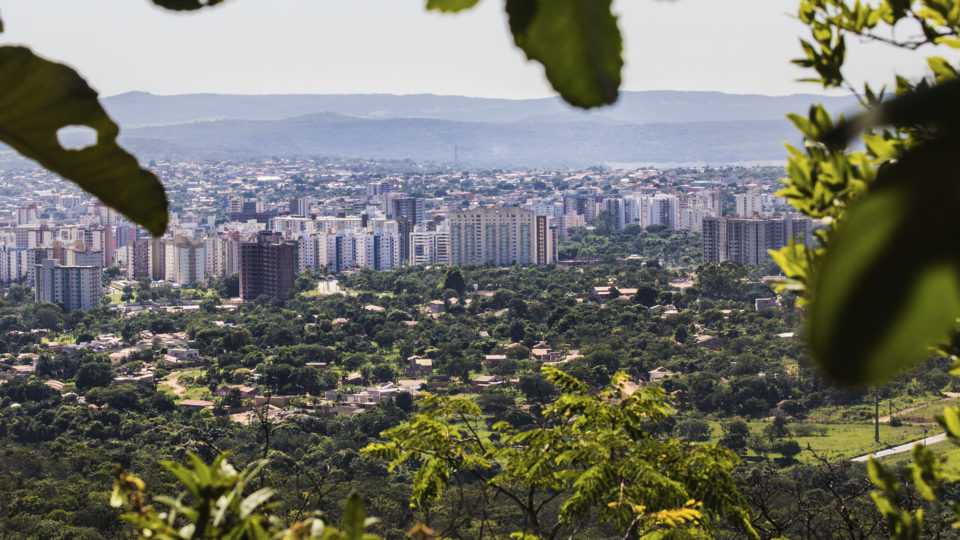 As águas naturais brotam do chão em temperaturas que variam de 43° a 70°.