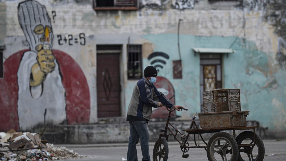 Pressionada por crise, Cuba amplia atividades permitidas à iniciativa privada cuba