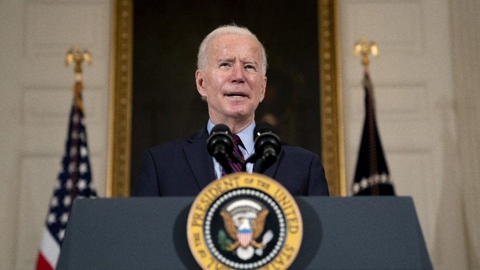 A China como inimiga e as mudanças climáticas como prioridade O presidente dos EUA, Joe Biden, faz comentários sobre a economia nacional no State Dining Room da Casa Branca em 05 de fevereiro de 2021 em Washington, DC. Imagem ilustrativa.