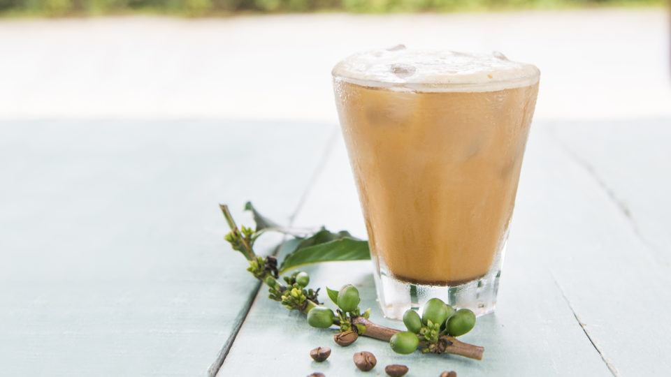 Aprenda a fazer cold brew, o café gelado preparado com infusão a frio Cold Brew é uma boa opção para os dias mais quentes.